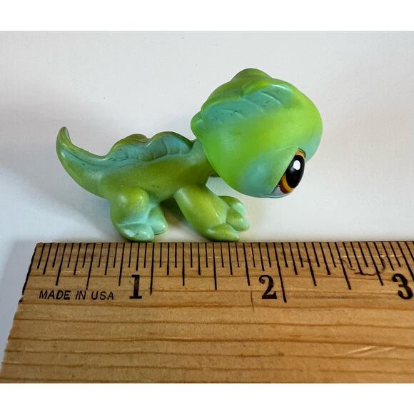 Littlest Pet Shop LPS  #29 Lizard Iguana Green Blue Brown Dot Eyes Pink Magnet - Picture 6 of 6